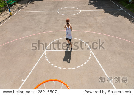 高角度视图从篮板运动青年在净从罚球线投篮键