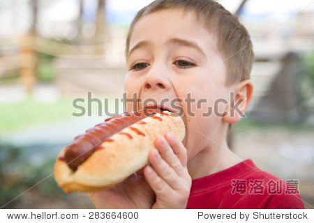 小男孩吃一个巨大的热狗三明治 - 食品及饮料,