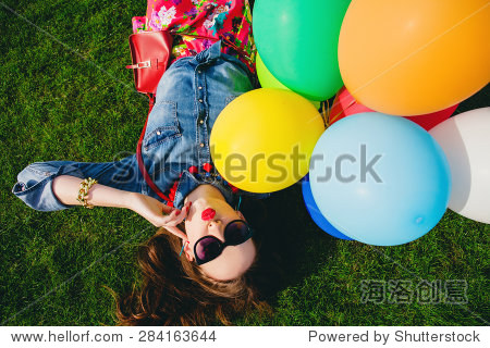 年轻时尚的潮人青少年女孩快乐,吻,轻浮,公园,空