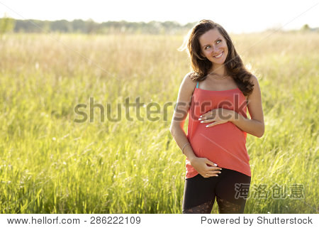 快乐美丽的孕妇腹部和梦见一个小孩的未来,站