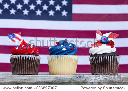 patriotic holiday 4th of july: cupcakes over american flag