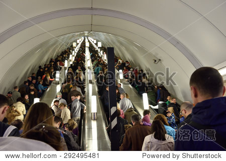 2015年5月9日,俄罗斯圣彼得堡-:人群在地铁站