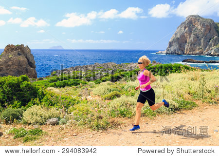 小道跑步女人越野运行在山在夏天的美丽的一天。培训和锻炼跑步和锻炼在户外慢跑,岩石小径在克里特岛,希腊-人物,运动\/娱乐活动-海洛创意正版图片,视频,音乐素材交易平台-Shutterstock中国独家合作伙伴-站酷旗下品牌