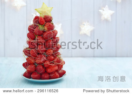 strawberry christmas tree with star fruit and caramel