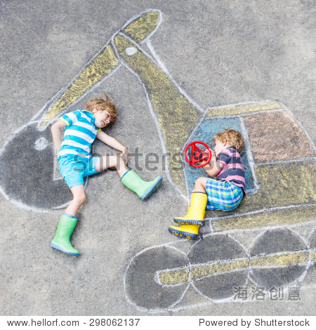 两个孩子快乐男孩开心与挖掘机画图彩色粉笔。