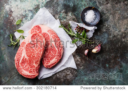 原料新鲜的肉黑安格斯牛排牛脊肉,调味料金属