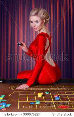 女人在赌场.女孩在赌场玩.