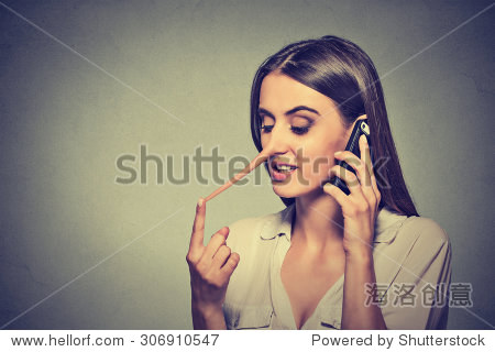 肖像的年轻女子在手机说谎有一个长鼻子隔离墙