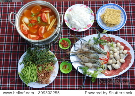 越南海鲜火锅,吃米粉或方便面和蔬菜 - 食品及