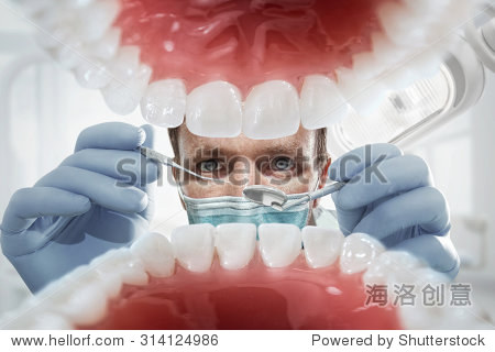 口腔学。牙医对病人的嘴看牙齿。内部vew - 医