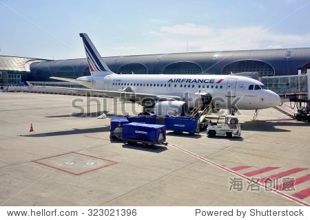 巴黎,法国2015年6月8日--一架空客A318客机的