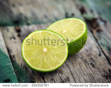 fresh limes on wooden background-站酷海洛正版图片