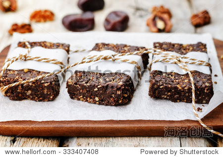 raw vegan dates coconut walnut chocolate bars. toning.