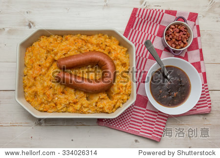 典型的荷兰菜hutspot胡萝卜、洋葱、土豆泥、