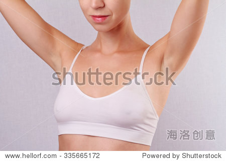 腋下脱毛,激光脱毛。年轻女子举起双手,腋下,腋