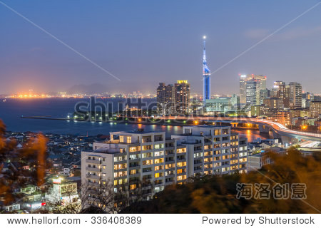 日本九州福冈市的美丽全景航拍夜景城市海滨momochi,博多cbd商业区和