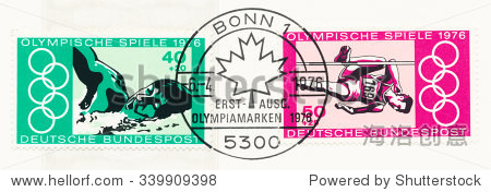 德国-大约1976年:一个邮戳显示游泳,跳高和奥