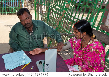 ADAPUR,INDIA-NOV 8:印度妇女在怀孕农村诊