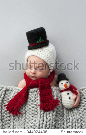 两周,新生儿、婴儿男孩穿着钩针编织的雪人的