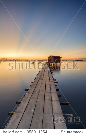 日出焊缝码头的船库。长时间曝光、槟城、马来