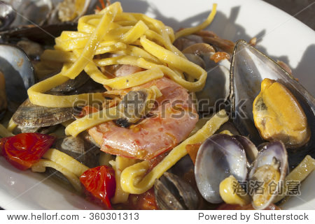 意大利扁面条喂岩传统海鲜菜肴混合鱼用英语叫