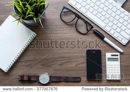 顶视图的办公桌上的键盘,小绿花朵,智能手机,手