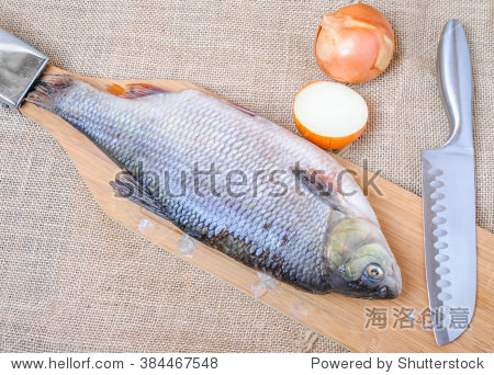 生鱼圆腹雅罗鱼在砧板上粗麻布的背景 - 食品及
