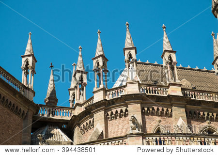 详细的新哥特式教堂外观在科尔多瓦,阿根廷 - 