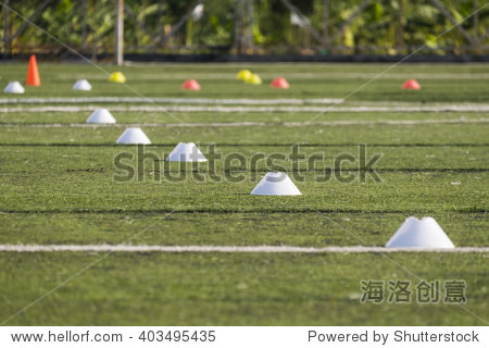 设备的技能练习足球或草地上突出的事物。 - 背