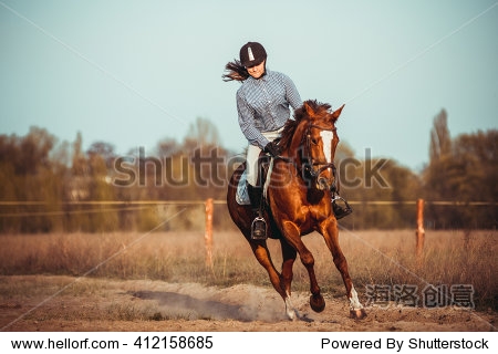 一个美丽的年轻女子骑着一匹马在一个黑色的头