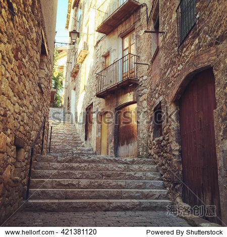 历史悠久的小镇巴格的石头建筑。西班牙加泰罗