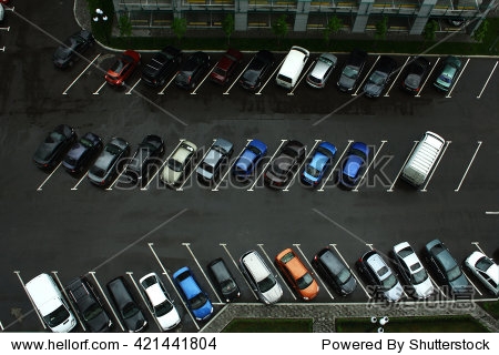 顶视图停车场的照片,从摩天大楼,与各种颜色的