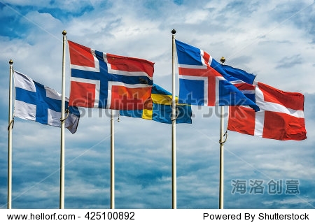 斯堪的纳维亚半岛的国家的国旗在天空中挥舞着
