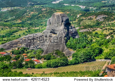 岩石悬崖(6000万岁)在三角洲平原迈泰奥拉。悬