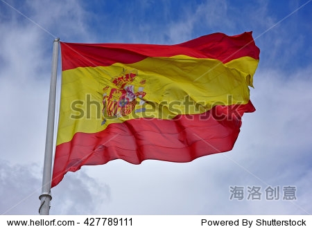西班牙国旗飞行在轻快的微风中明亮的蓝色天空