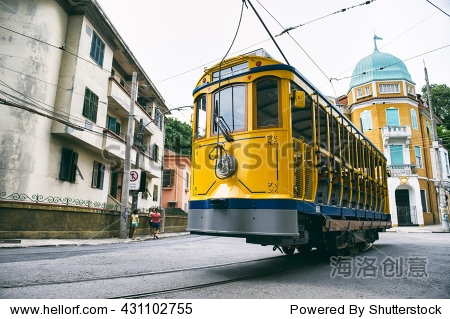 旅游的标志性邦德电车旅行沿着街道nieghborh