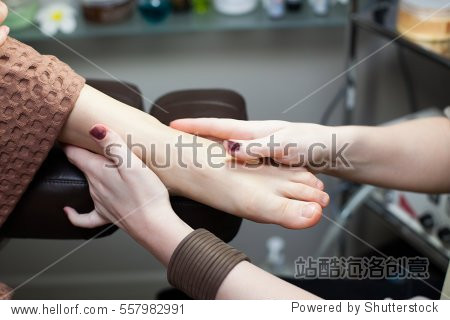 massage female feet beauty