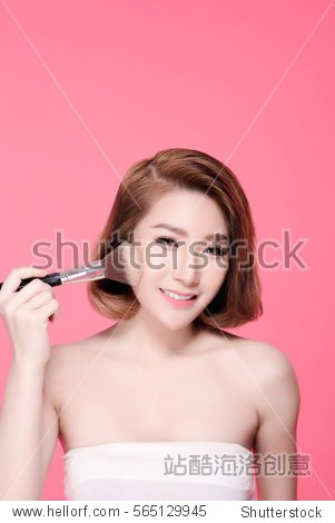 brush natural makeup with beautiful v-shape face and short hair