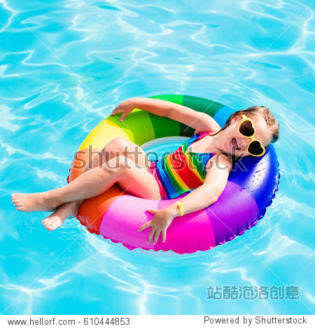 children play in tropical resort. family beach vacati450_470