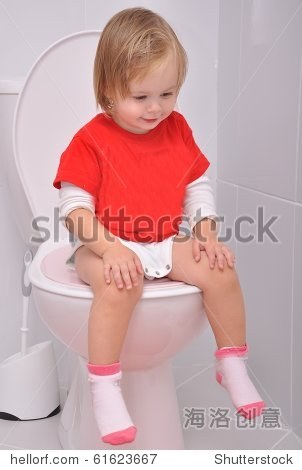 小女孩上厕所