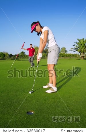 高尔夫女球员绿色把洞高尔夫球一个男人手拿国