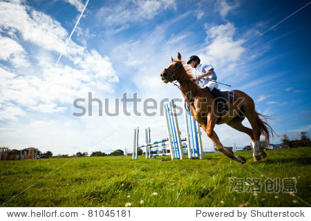 ENRY,爱尔兰- 7月3日:身份不明的男子骑着马在