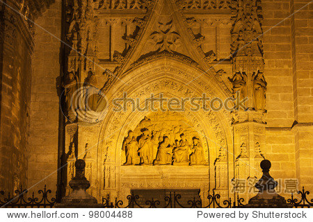 普埃尔塔·德·帕洛斯塞维利亚大教堂的夜间照