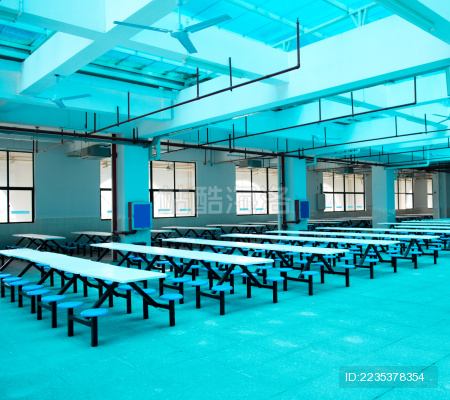 清洁学校食堂有许多空座位和桌子.