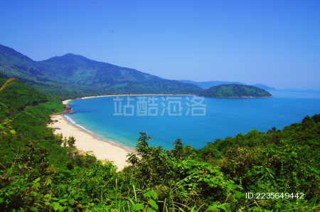 东南亚越南岘港灵姑湾蓝色海岸线风光