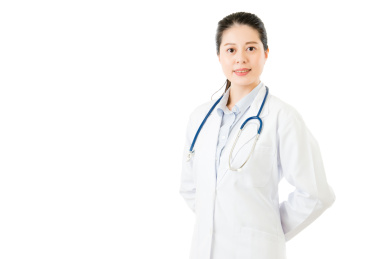 成功的亚洲女医生与听诊器背手.隔绝在白色背景.医疗和健康理念