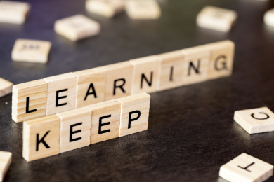 木制字母拼接的单词keep learning保持学习