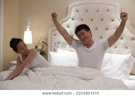 情侣在卧室休息