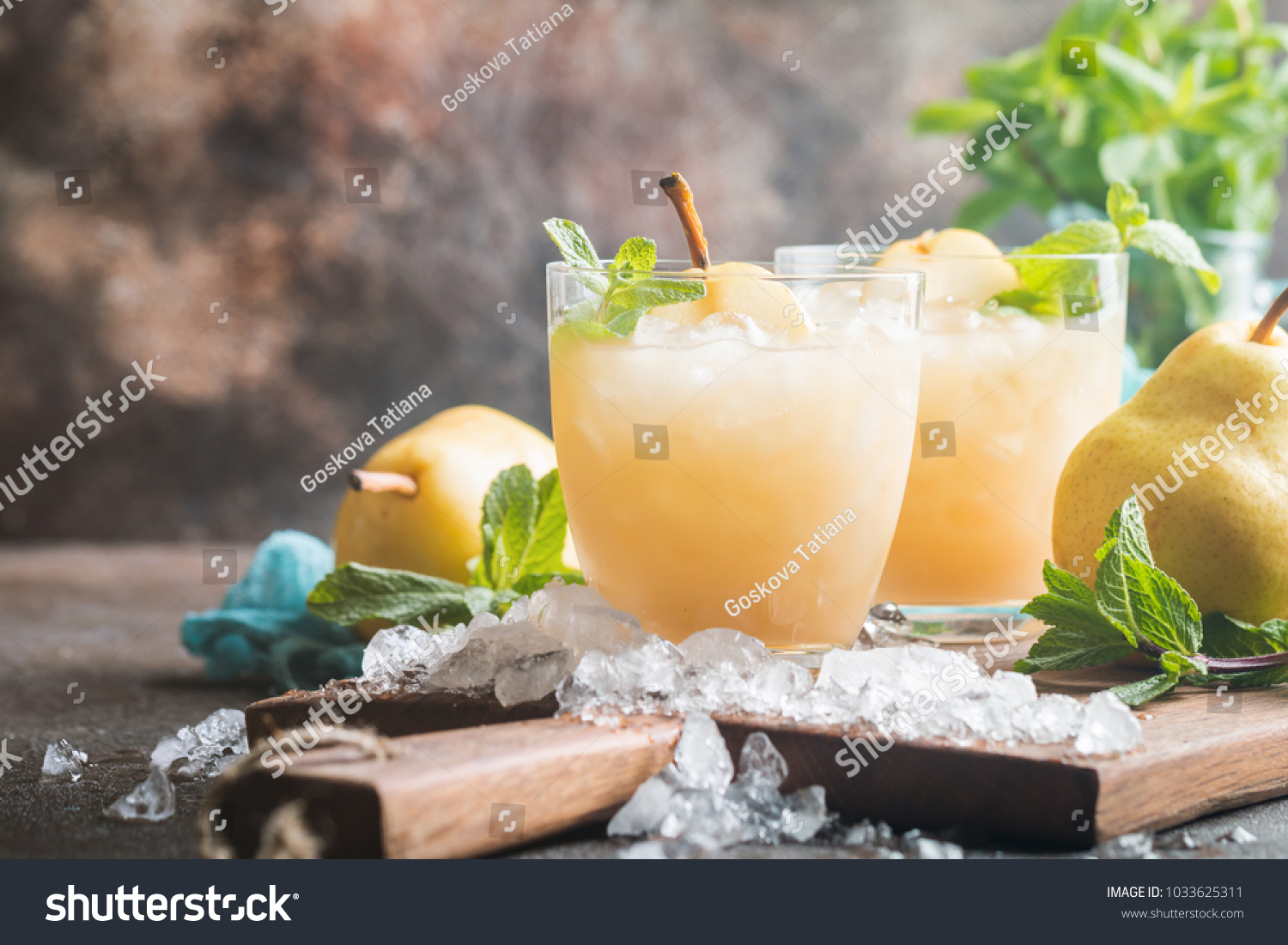 Pear Juice with fresh fruits