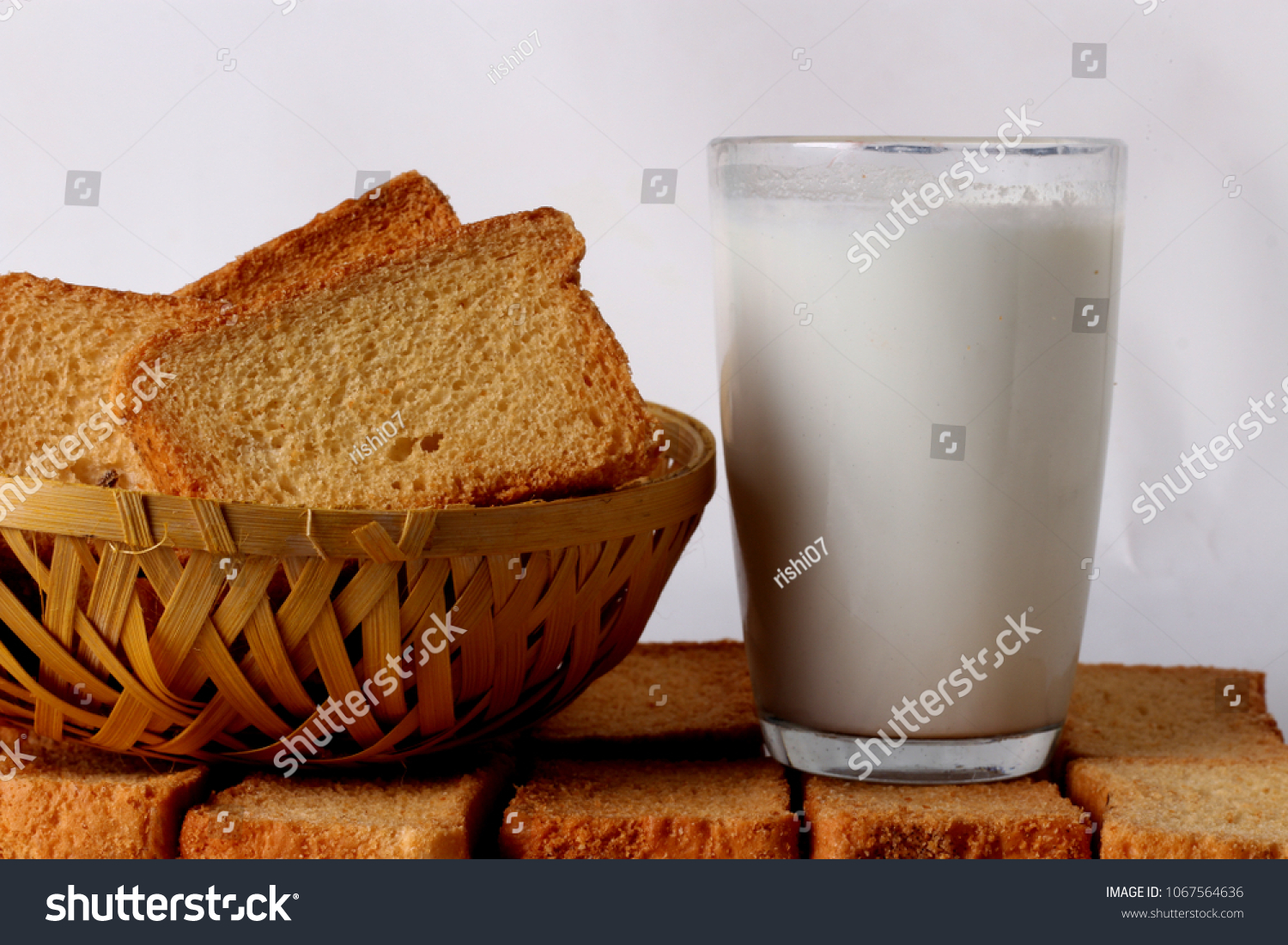 Blue Rusk crispy rusk on white rusk in bowl_站酷海洛_正版图片_视频_字体_音乐素材交易平台_站酷旗下品牌